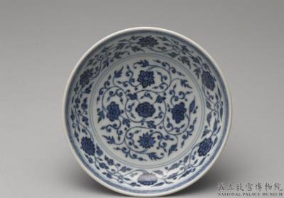 图片[3]-Dish with Indian lotus scrolls in underglaze blue, Qing dynasty, Qianlong reign (1736-1795)-China Archive